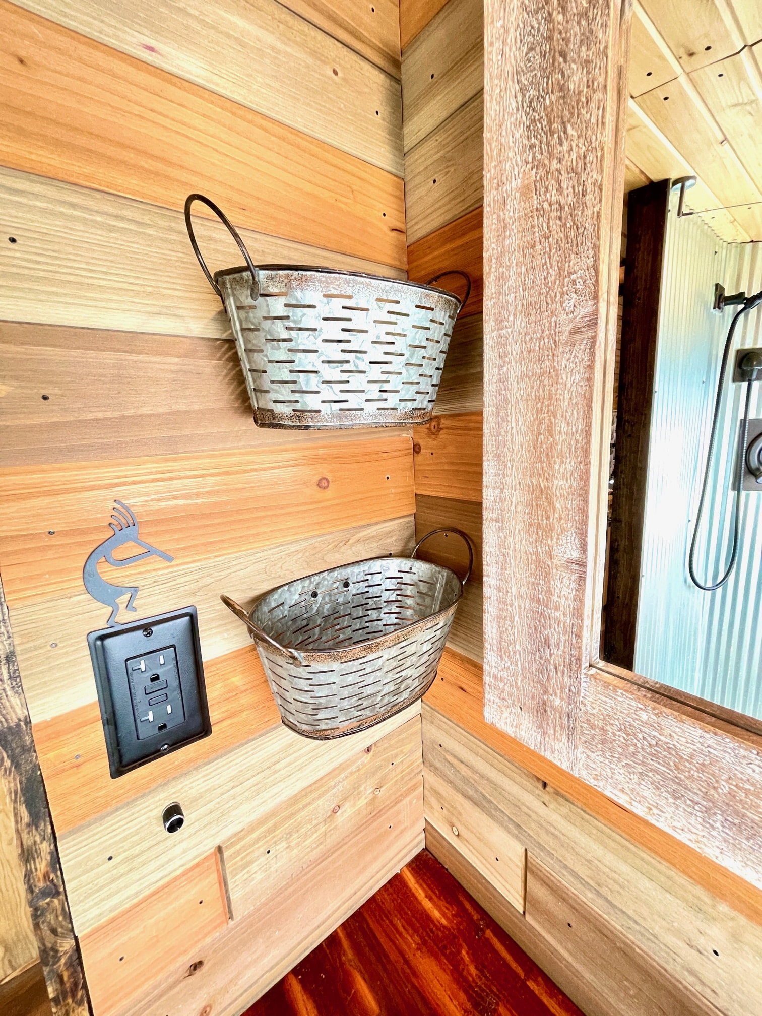 Wet Bath vs Dry Bath: Which Is Better for a Bus?