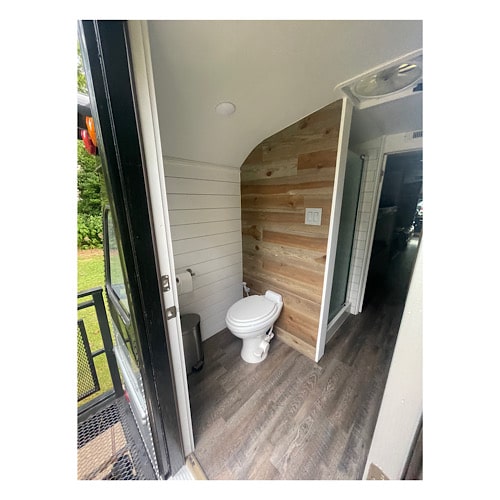 5. The Bathroom-Free Minimalist (20-30 ft)