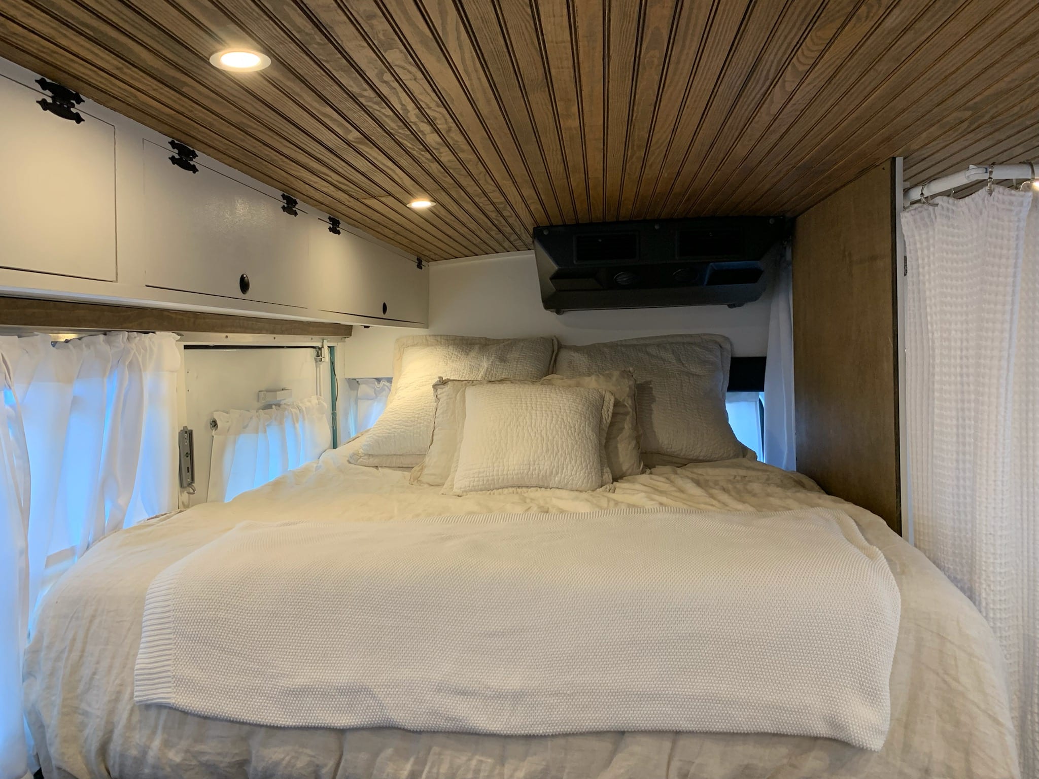 7. The Convertible Multi-Use Layout (25-35 ft)